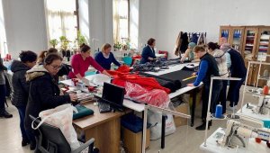 Depremzedeler için ürettiler! Kaban, bere, battaniye ve çörek