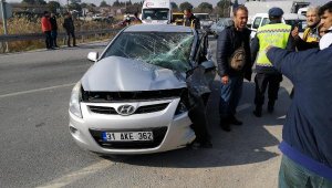 Depremzedelerin otomobili çarpıştı: 1 ölü, 5 yaralı