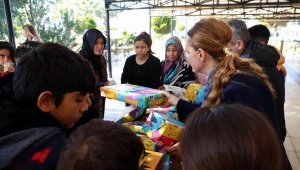 DEÜ Rektörü Prof. Dr. Nükhet Hotar'dan depremzede misafirlere ziyaret