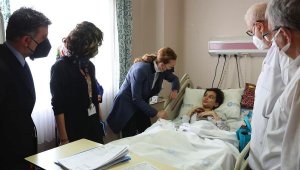 Dokuz Eylül Rektörü Prof. Dr. Hotar'dan yaralı depremzedelere moral ziyareti