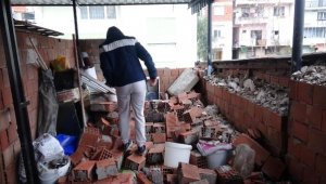 Duvar kadınların üzerine yıkıldı: 3 yaralı