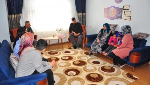 Enkazda tanıştığı aileyi evine getirdi!