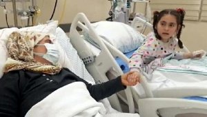 Enkazdan kurtarılan anne- kız bir araya geldi