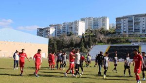 Ezeli rakipler depremzedeler için buluştu