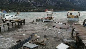 Fırtınada iskeleler parçalandı, tekneler battı