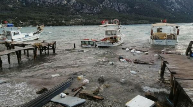 Fırtınada iskeleler parçalandı, tekneler battı