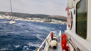 Fırtınada sürüklenen tekneyi kurtardılar