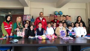 Gaziemirli ilkokul öğrencileri elleriyle oyuncak, atkı hazırladı