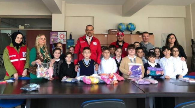 Gaziemirli ilkokul öğrencileri elleriyle oyuncak, atkı hazırladı