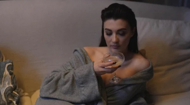 Genç oyuncu bornozuyla poz verdi