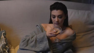 Genç oyuncu bornozuyla poz verdi