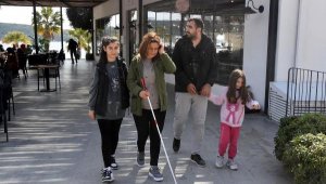 Görme engelli Songül: Kızlarım sayesinde deprem anında yönümüzü bulduk