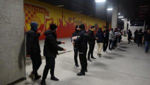 Göztepe taraftarları 5 otobüs malzeme toplayıp gönderdi