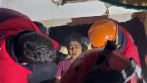 Hatay'da 2 komşu, 45'inci saatte kurtarıldı