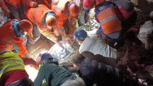 Hatay'da enkaz altındaki kadın, 142 saat sonra kurtarıldı