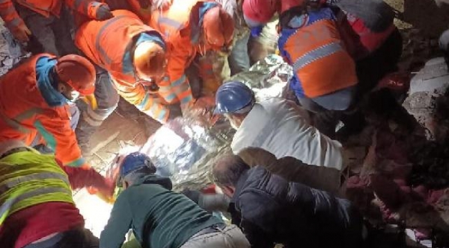 Hatay'da enkaz altındaki kadın, 142 saat sonra kurtarıldı