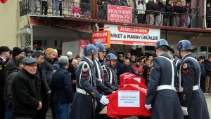 Hatay'da enkazda kalan astsubay ve ailesi, Çanakkale'de toprağa verildi