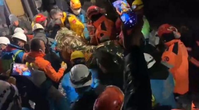 İzmir Büyükşehir itfaiyesi, depremden 160 saat sonra kurtardı