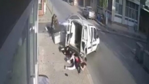 İzmir'de araba kaldırımdaki yayaları ezdi!