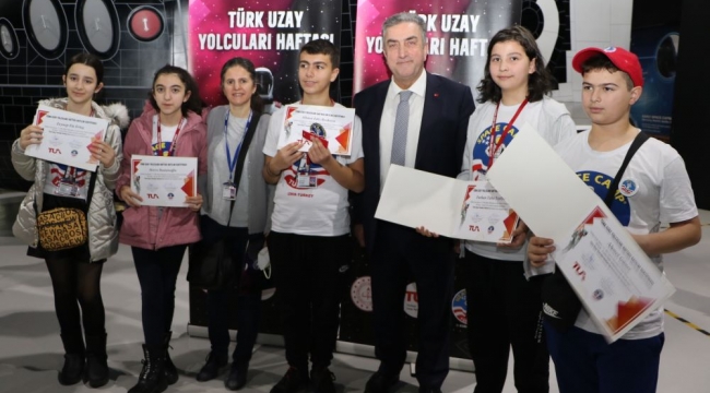 İzmir'de Uzay Yolcuları Programı'na katılan 100 öğrenci mezun oldu