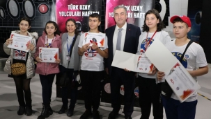 İzmir'de Uzay Yolcuları Programı'na katılan 100 öğrenci mezun oldu