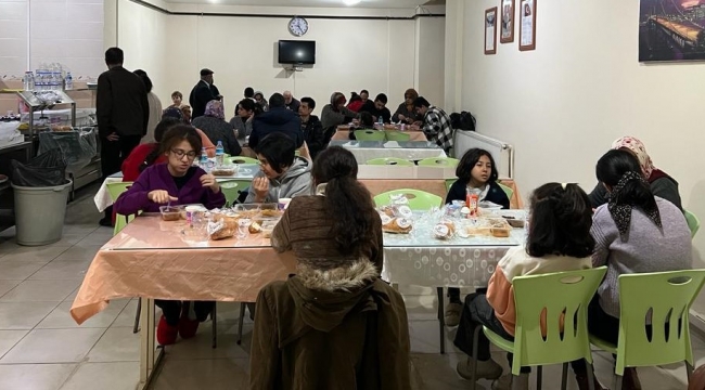 İzmir'e gelen depremzedelere Büyükşehir'den uzanan yardım eli