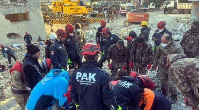 İzmir Emniyet'inden 1000 gönüllü deprem bölgesine koştu
