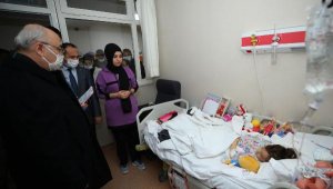 İzmir Valisi , İzmir'e getirilen depremzedeleri hastanede ziyaret etti