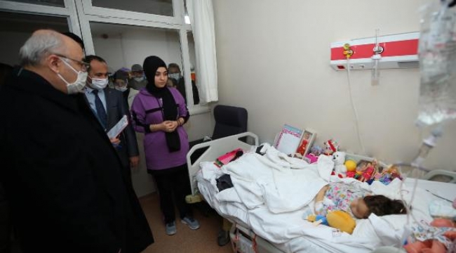 İzmir Valisi , İzmir'e getirilen depremzedeleri hastanede ziyaret etti