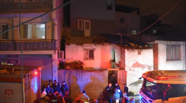 İzmir'de evin çatısı üzerine çöken genç yaralandı