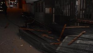 İzmir'de fırtına nedeniyle okulun çatısı uçtu