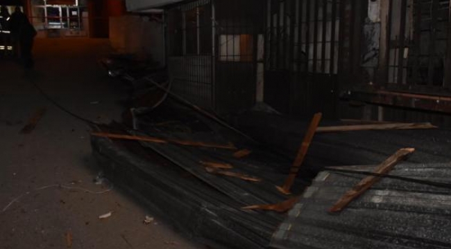 İzmir'de fırtına nedeniyle okulun çatısı uçtu