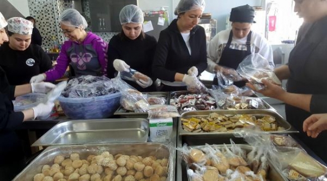 İzmir'deki okullar depremzedelerin gıda ihtiyacını karşılıyorlar