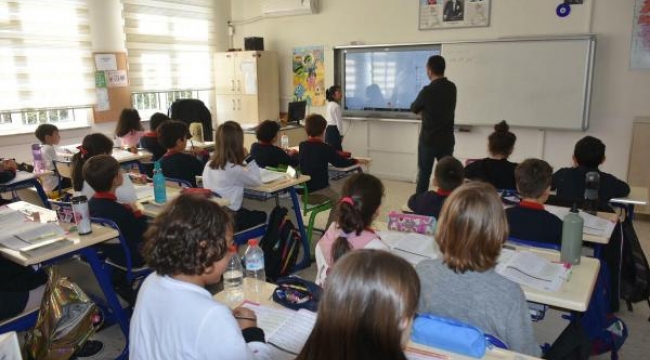 İzmir'e 5 bin depremzede öğrencinin nakli yapıldı