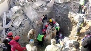 Kahramanmaraş'ta 55'inci saatte, 1'i çocuk, 3 kişi kurtarıldı