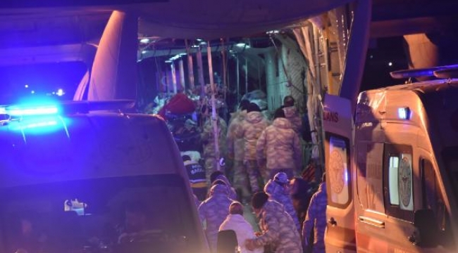 Maraş'tan askeri uçakla sevk edilen 54 yaralı, İzmir'e getirildi