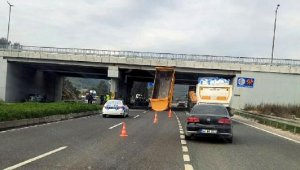 Kamyonun açık damperi köprüye takıldı; 2 yaralı