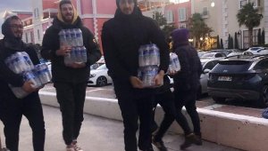 Karşıyaka forması giyen basketbolcular, depremzedeler için yardıma koştu