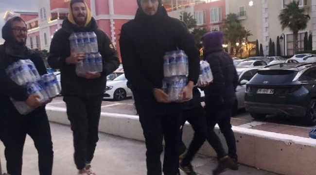 Karşıyaka forması giyen basketbolcular, depremzedeler için yardıma koştu