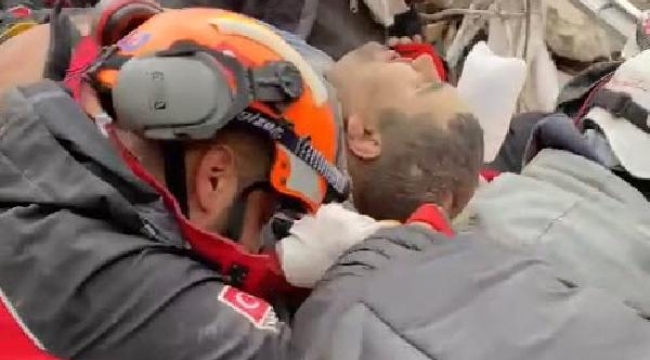 Kazım, 109 saat sonra enkazdan sağ çıkarıldı