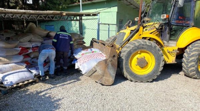 Kınık Belediyesi'nden depremzede çiftçilere yem desteği