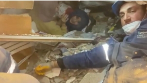 Kınık ekibi, 10 saat uğraşıp anne kızı kurtardı