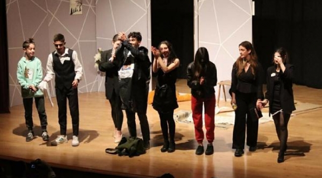 Kınıklı gençler, Gençler Arası Tiyatro Yarışması'nda sahne aldı