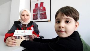 Kumbarasındaki paraları depremzedeler için Kızılay'a bağışladı