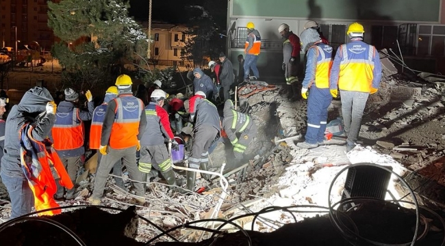 Madenciler dört koldan depremin yaralarını sarıyor 