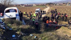 Manisa'da TIR'ın çarptığı servis midibüsü şarampole düştü: 17 işçi yaralı