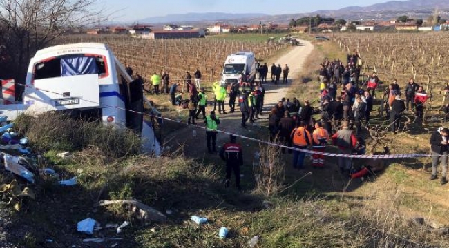 Manisa'da TIR'ın çarptığı servis midibüsü şarampole düştü: 17 işçi yaralı