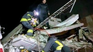 Masal bebek, 44 saat sonra enkazdan sağ çıkarıldı