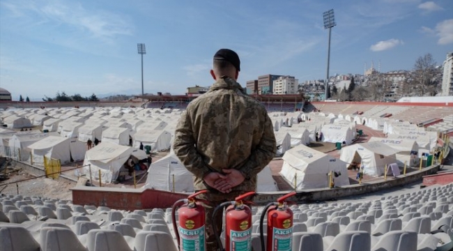 Mehmetçik, çadır kentlerde 24 saat yangın nöbeti tutuyor