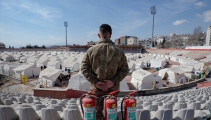 Mehmetçik, çadır kentlerde 24 saat yangın nöbeti tutuyor